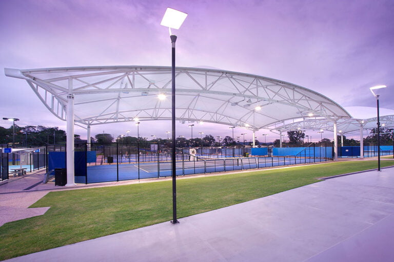 Mái che sân tennis khung giàn trắng