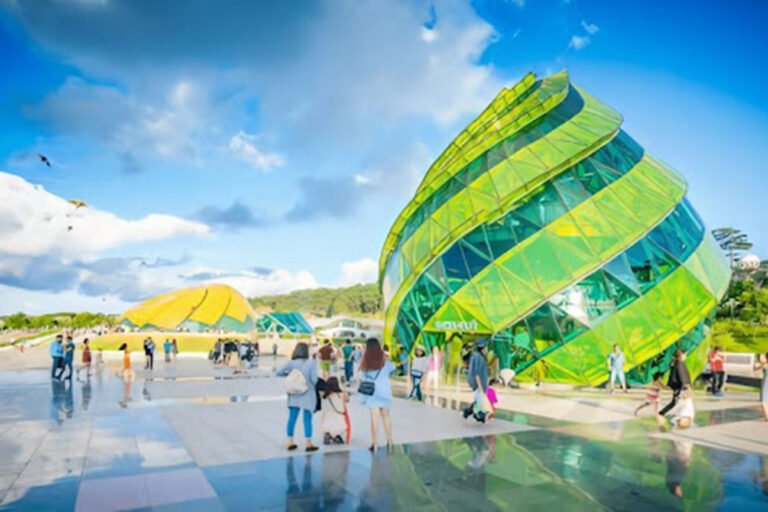 Quảng trường Lâm Viên Đà Lạt với nụ hoa atiso kính