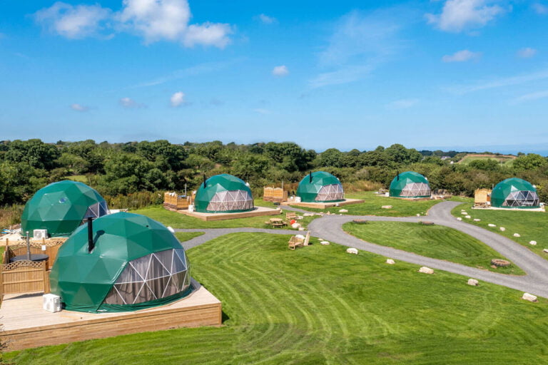 Khu glamping nhà vòm dome xanh lá