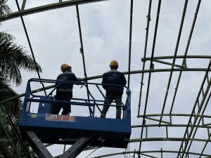 Đội ngũ thi công Flexiiform tháo dỡ hệ mái che đầm sen nước cũ