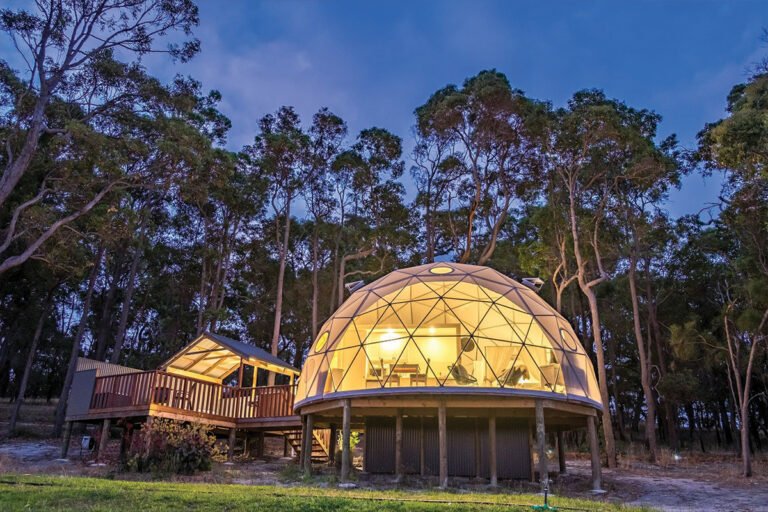 Nhà vòm dome glamping giữa rừng lúc chạng vạng