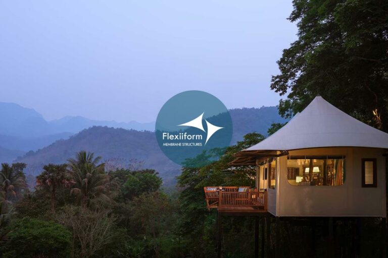 Lều glamping pavilion trên sườn đồi lúc chạng vạng