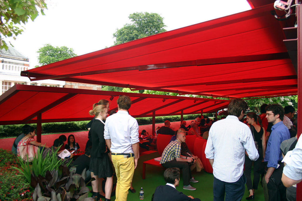 Không gian tiện ích dưới mái hiên cuộn thông minh FlexiiSmart