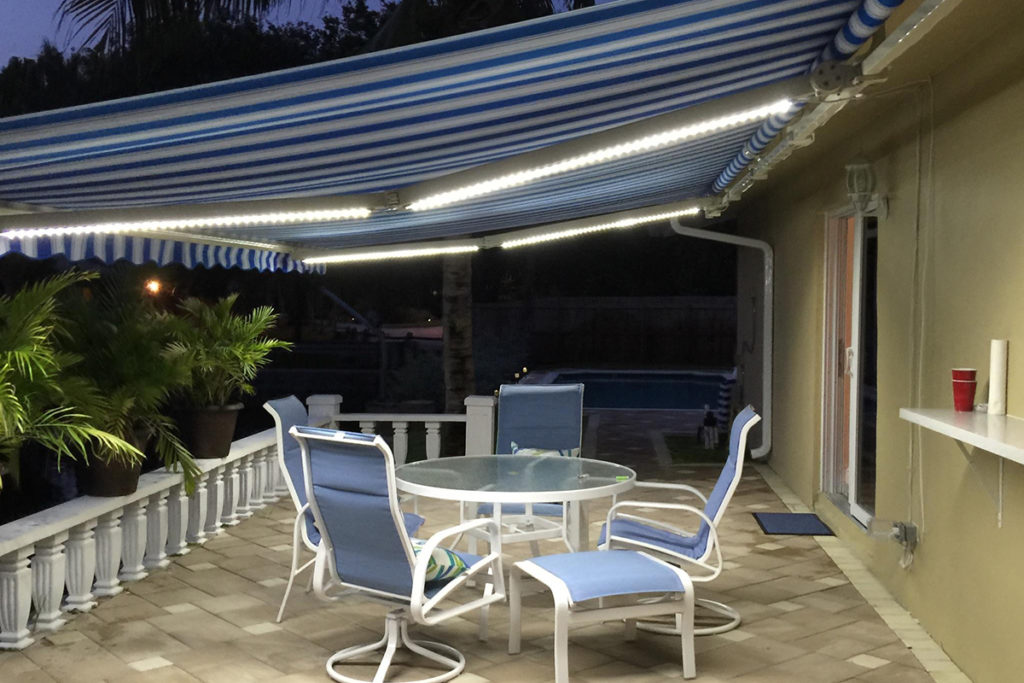 Trang trí đèn dưới mái hiên di động cuộn thông minh FlexiiSmart