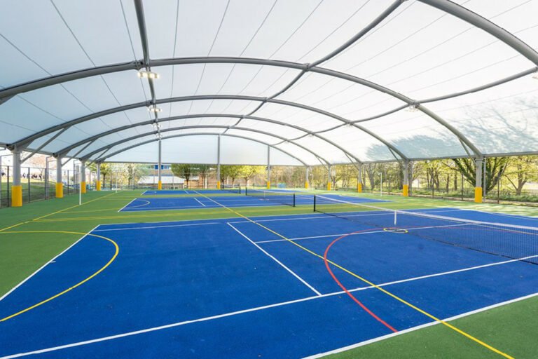 Mái che bạt căng dạng vòm trên sân tennis