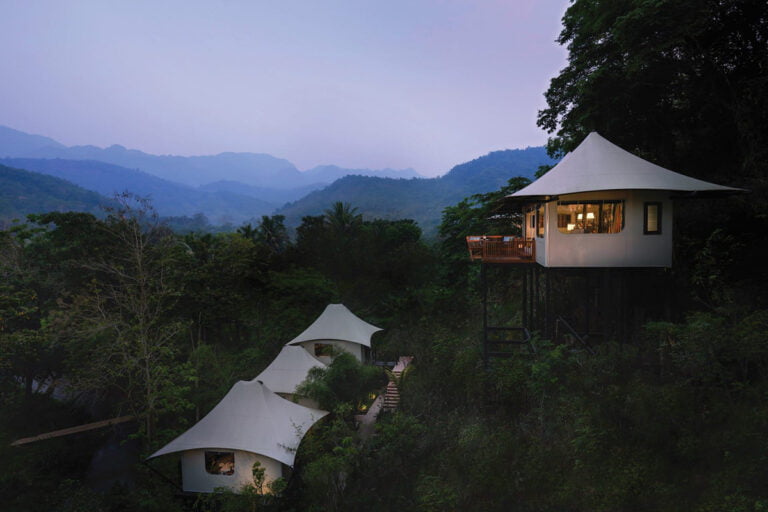 Cụm lều glamping trên sườn núi lúc chạng vạng