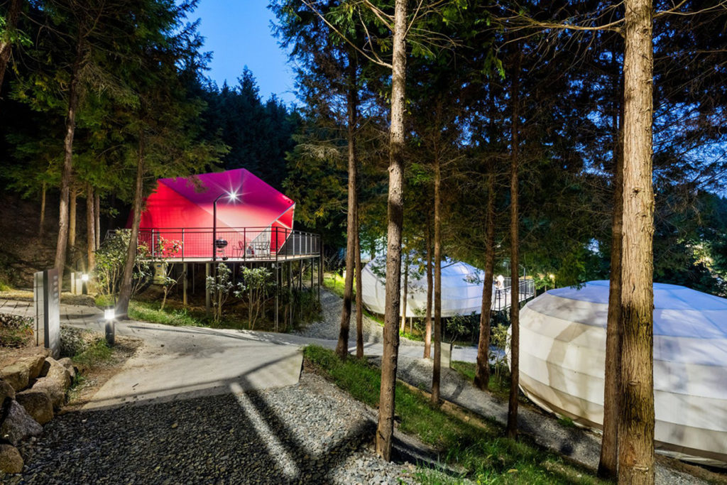 Glamping Resort SJCC vào buổi tối với ánh sáng hài hòa