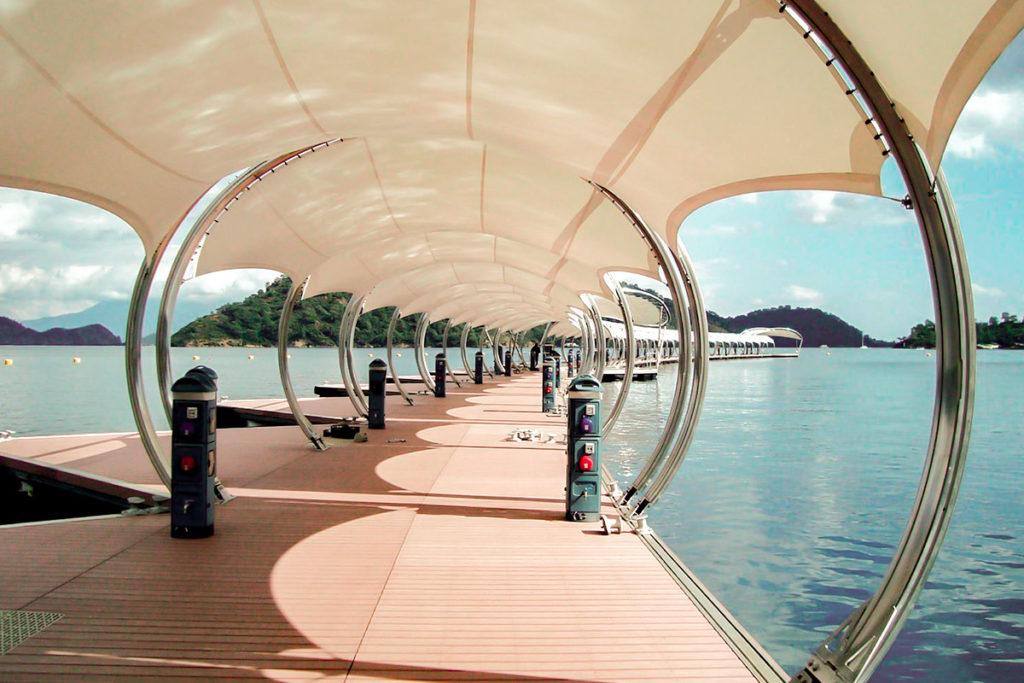 Mái che bến tàu tại resort biển