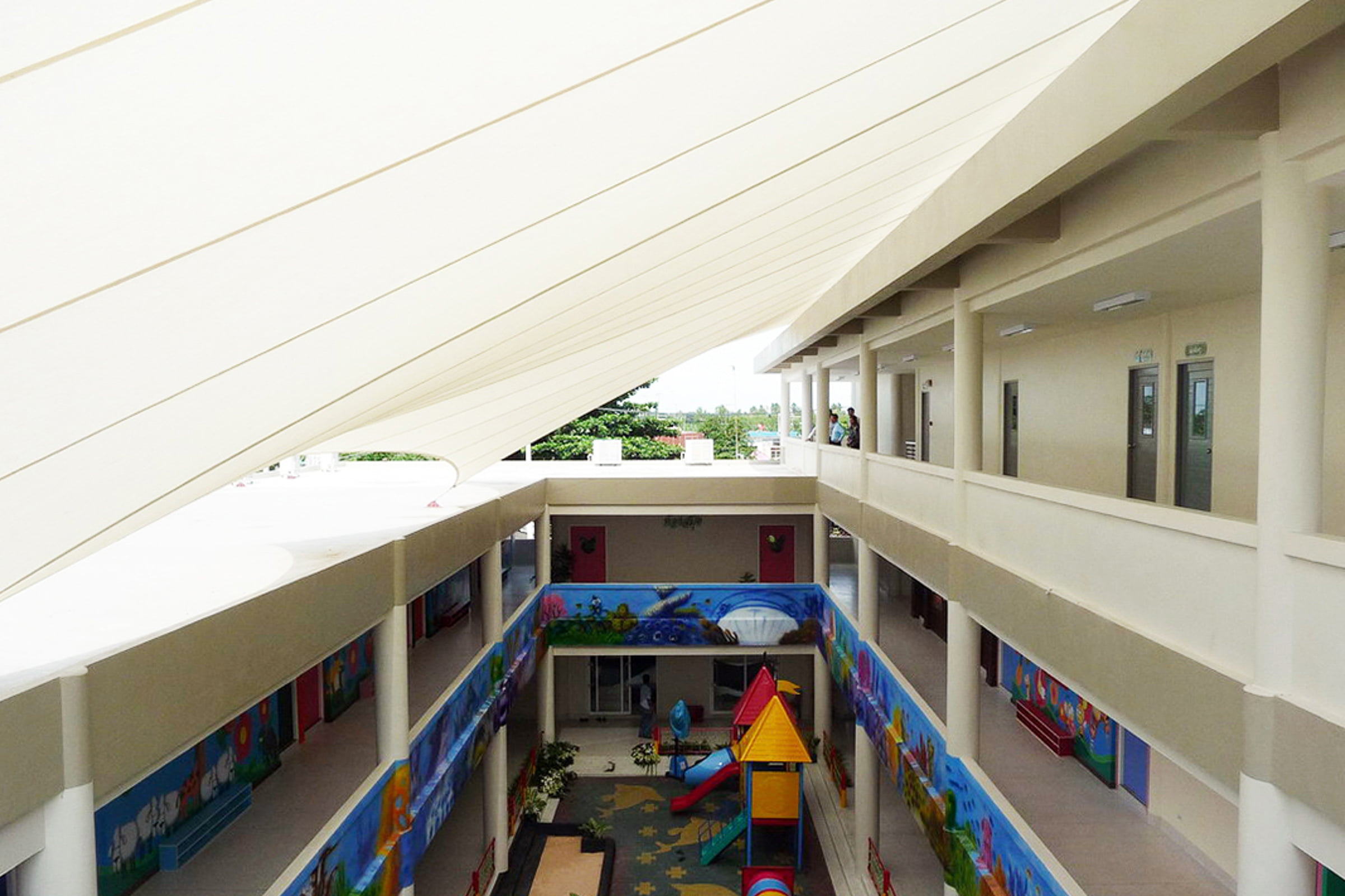 Thi công mái Che sân trường Child Center