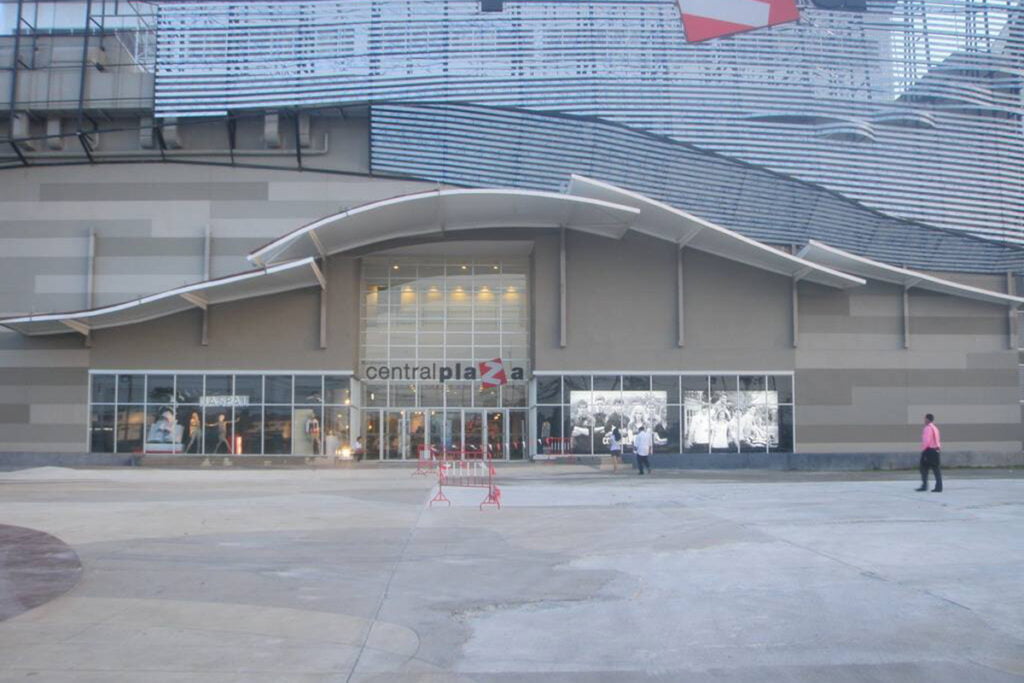 Mái che sảnh đón Central Plaza hoàn thiện.