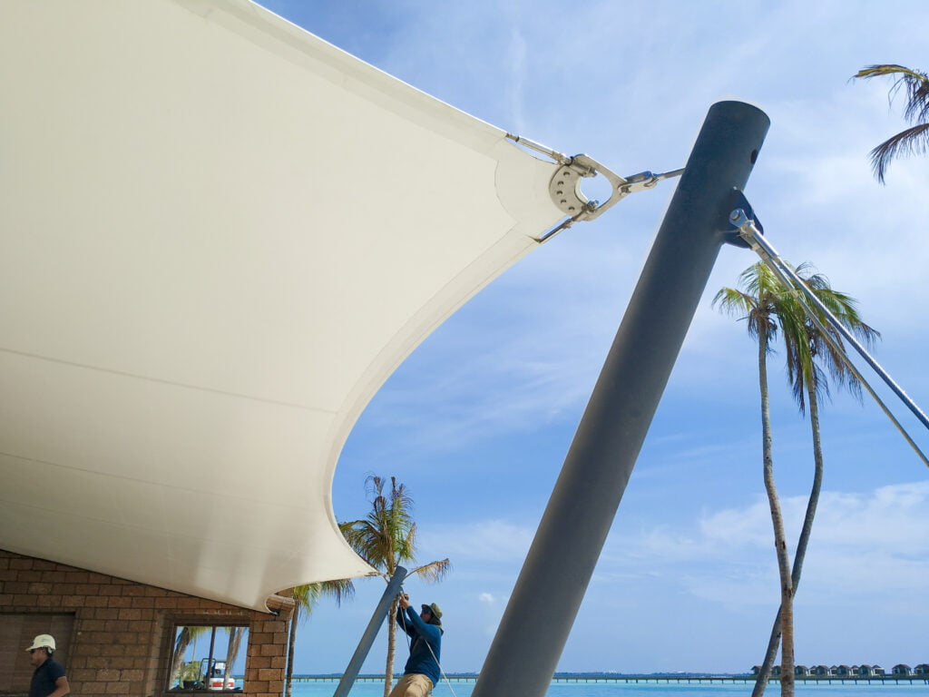 Lắp đặt mái che bạt căng tại thiên đường du lịch Maldives