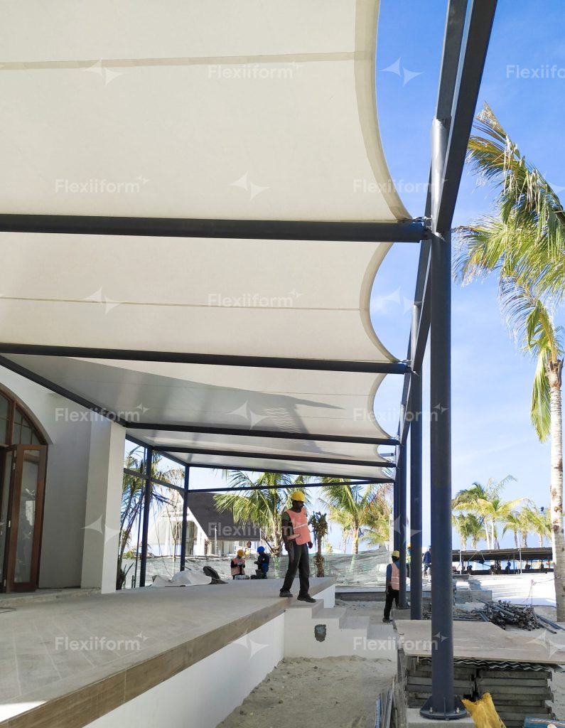 Không gian thư giãn sang trọng dưới mái che tại resort Maldives.