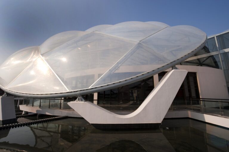 Vi-sao-ban-nen-chon-tensile-facade-ETFE-4