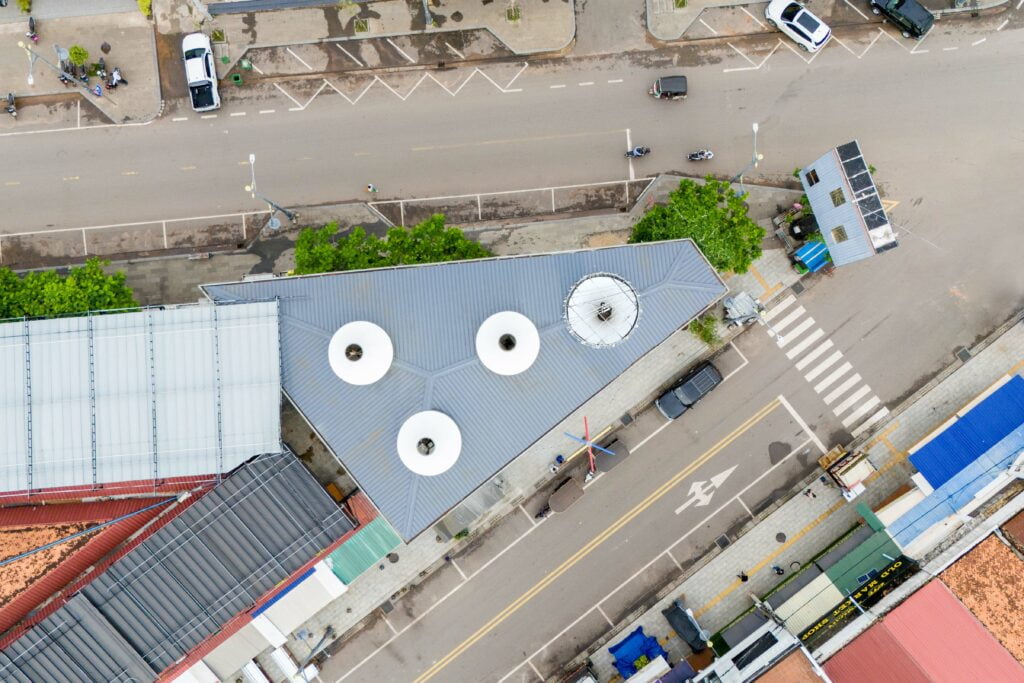 Ba chóp phễu bạt trắng và một giếng trời tròn trên mái tôn tam giác, nhìn thẳng từ flycam