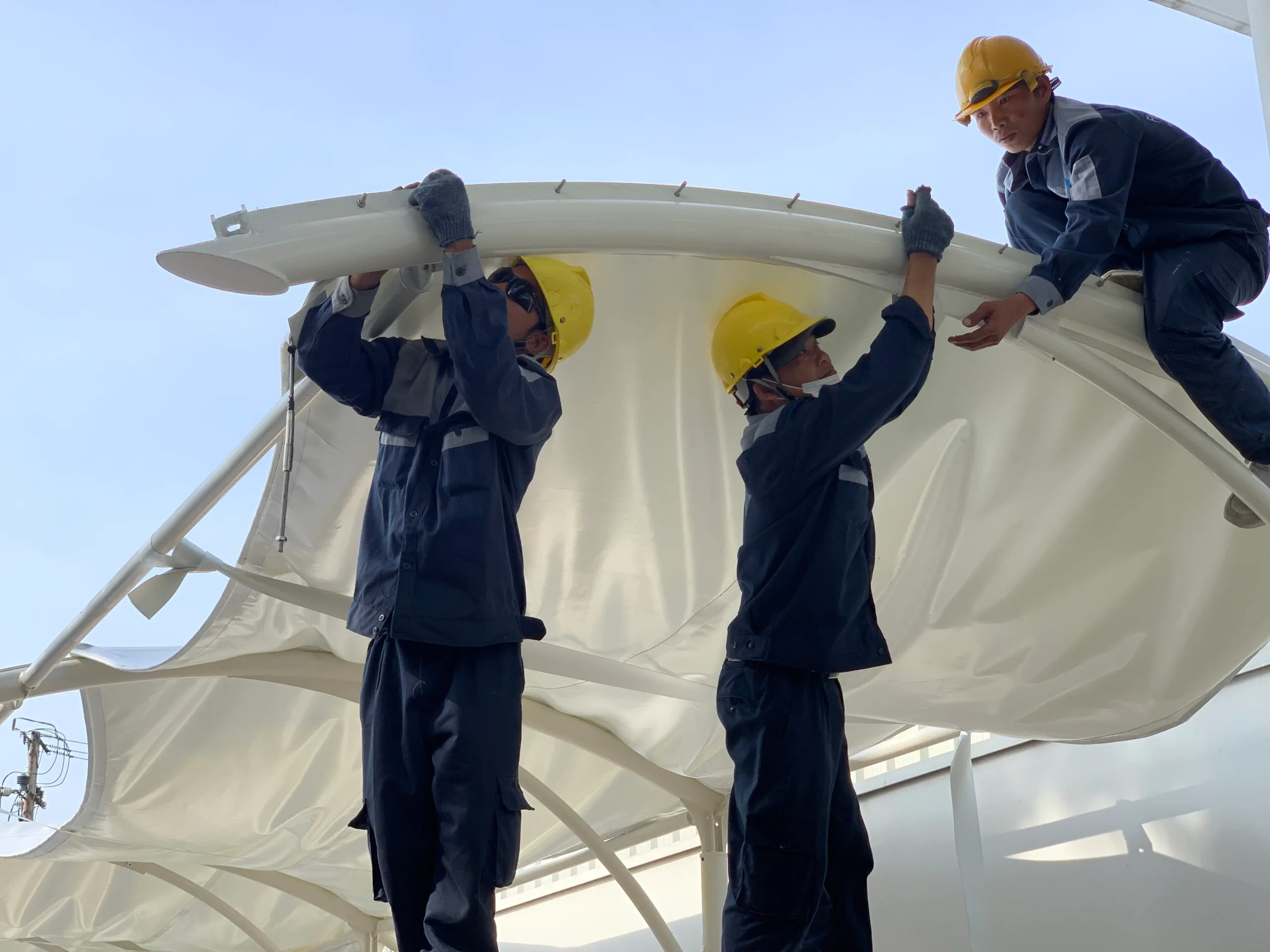 Đội ngũ kỹ thuật Flexiiform thi công mái che màng căng