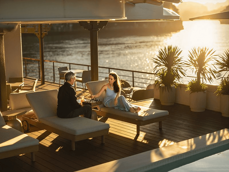 Tận hưởng không gian ngoài trời trên boong tàu (nguồn: internet)