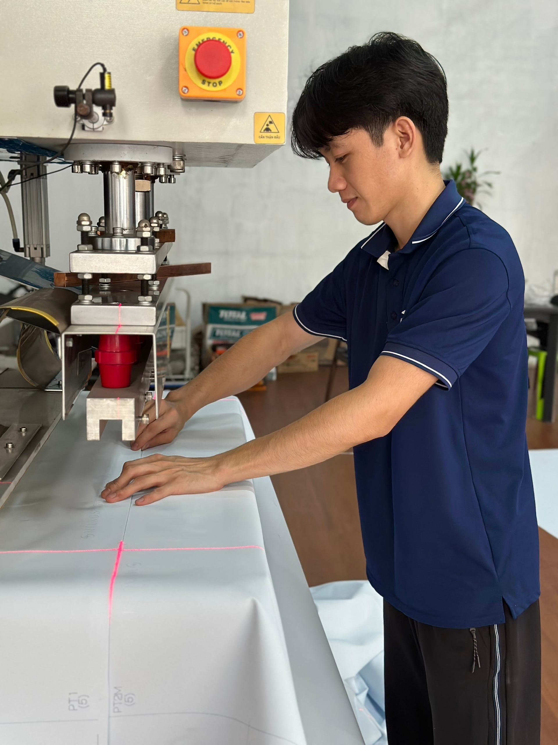 Ép và hàn bạt dome tại xưởng