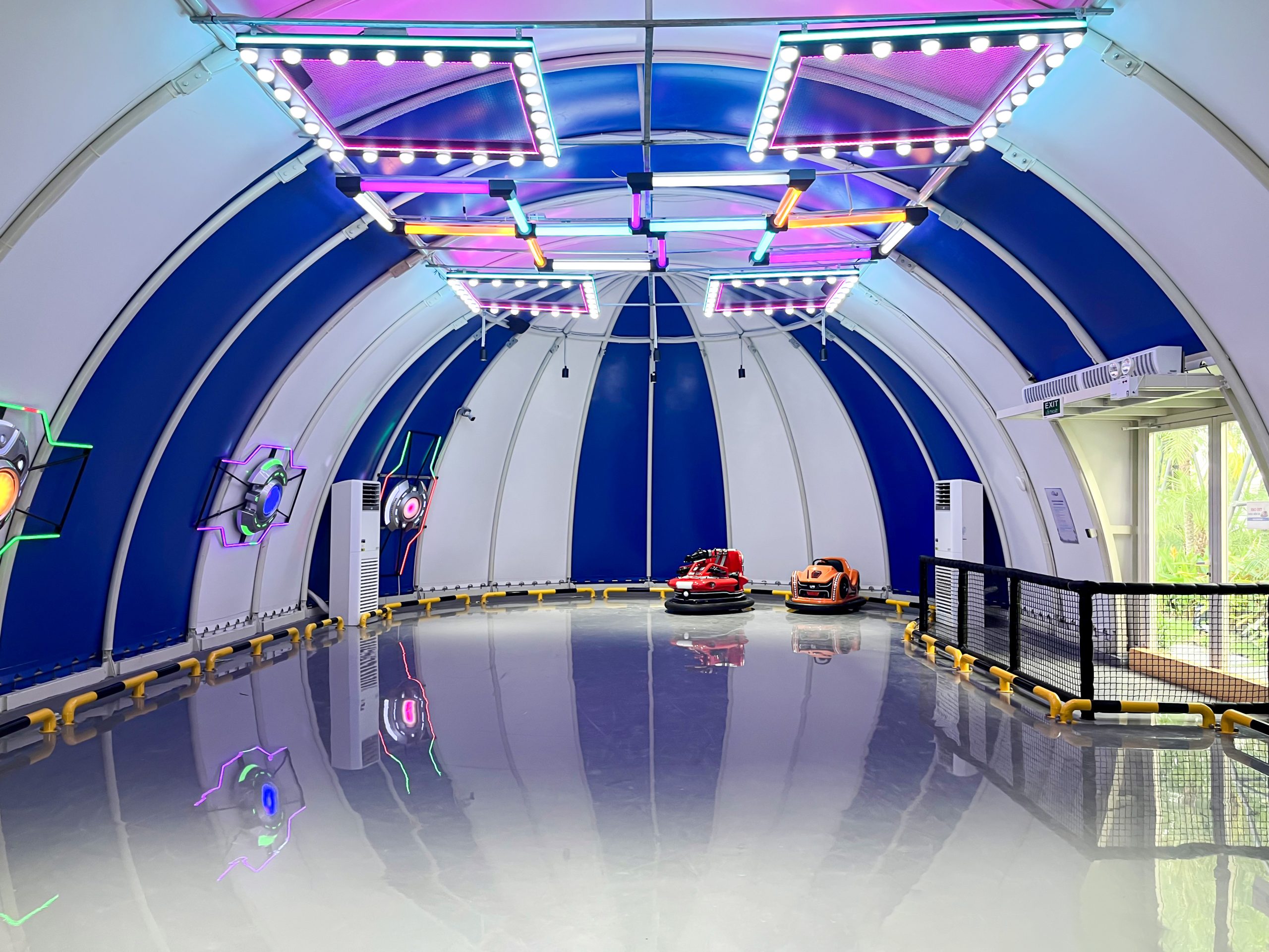 Nội thất Capsule Dome Ecopark Long An với sàn chạy xe đụng liên tục, không cột giữa, giàn đèn LED trên trần