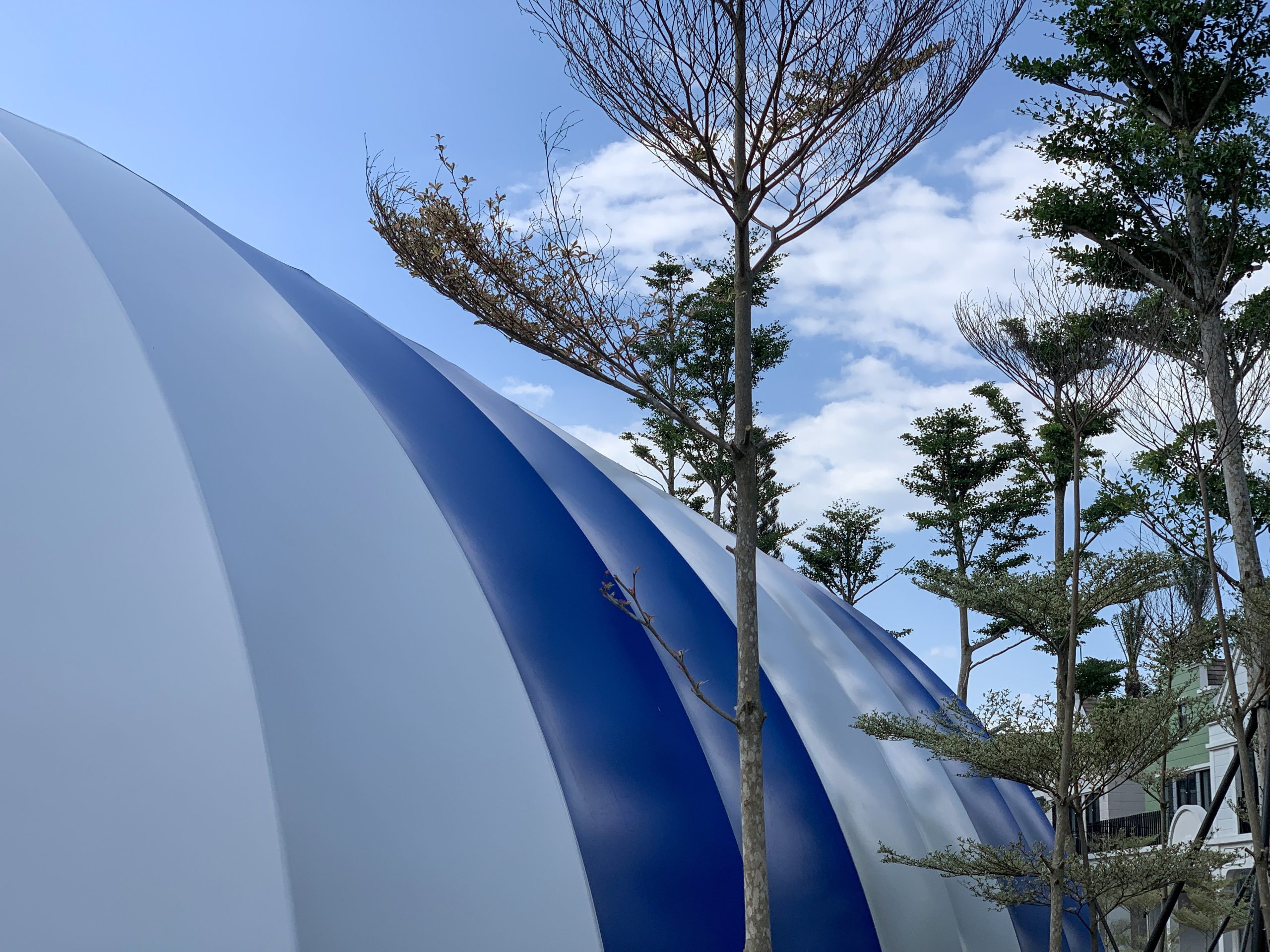 Cận cảnh vỏ màng căng chia múi sọc xanh dương trắng của Capsule Dome tại Ecopark Long An