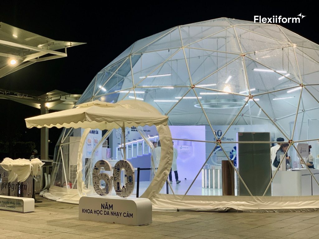 Cận cảnh dome trong suốt về đêm với khung thép sơn trắng và đèn LED thanh bên trong