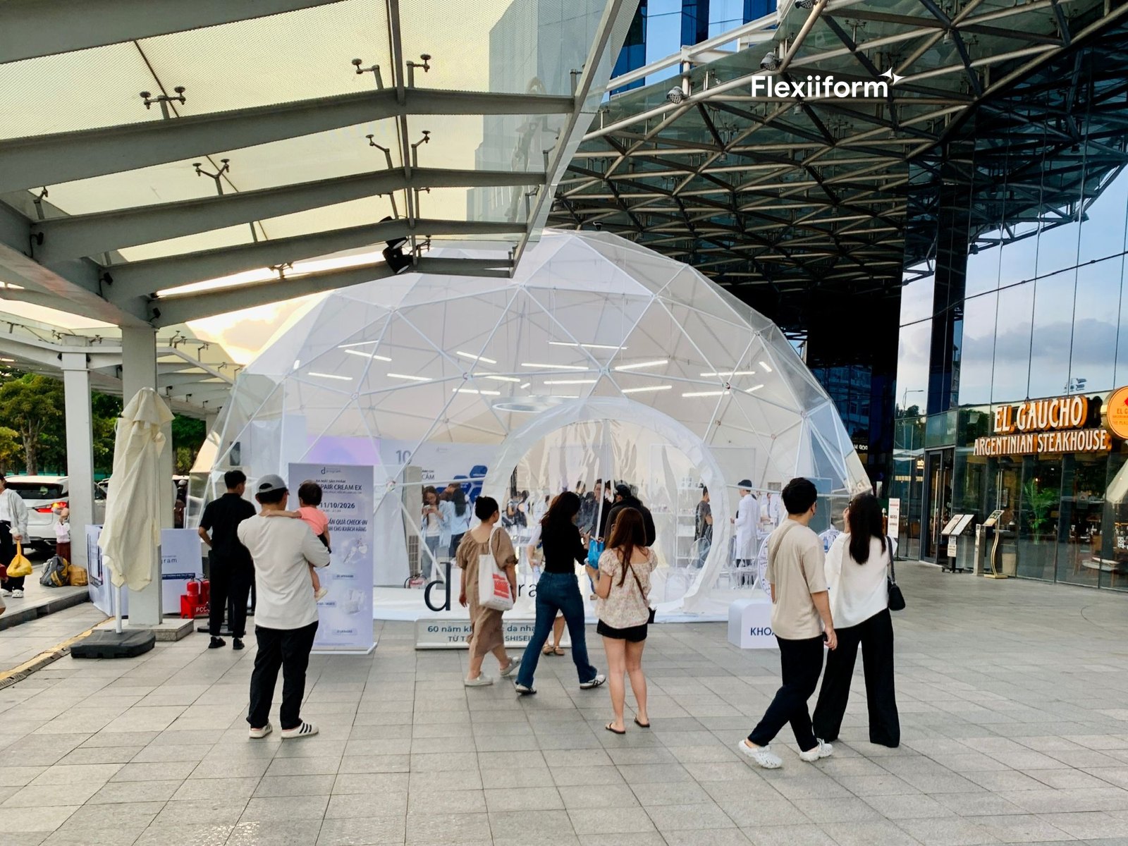 Dự án thật: khách vào khu trưng bày qua cửa vòm, Thiso Mall Sala