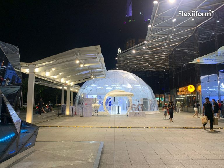 Dome trong suốt 12 m sáng đèn trên sân trung tâm thương mại về đêm, khách đứng trước cổng