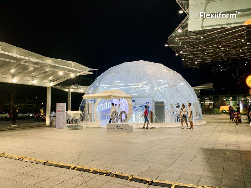 Dome sự kiện trong suốt đường kính 12 m phát sáng trên sân Thiso Mall Sala về đêm
