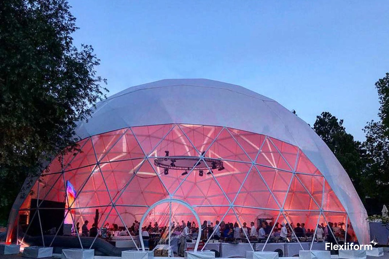 Sân khấu và khán đài trong dome, buổi tối