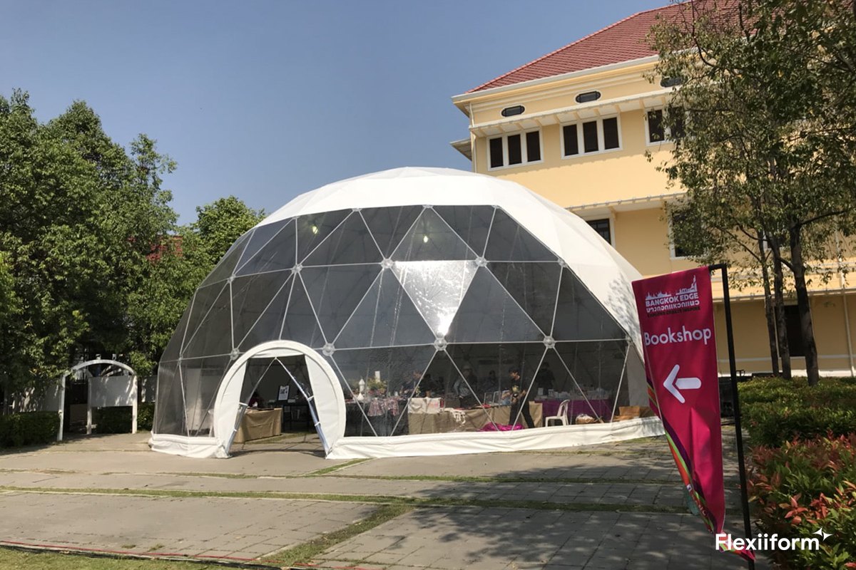 Dome trong suốt một phần, cửa vòm, dựng trên sân trường cho khu bán sách