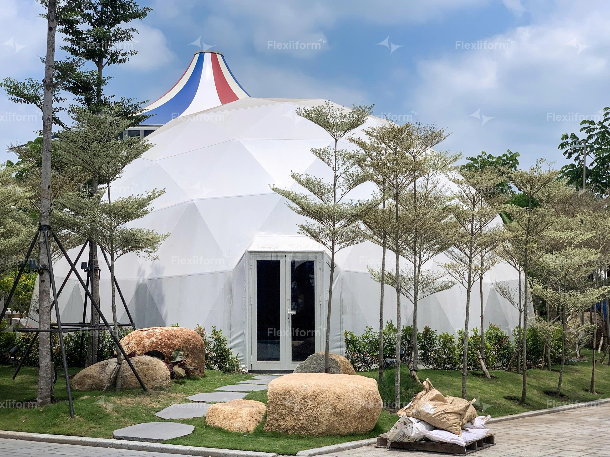 Dome geodesic bạt trắng giữa sân vườn, Long An