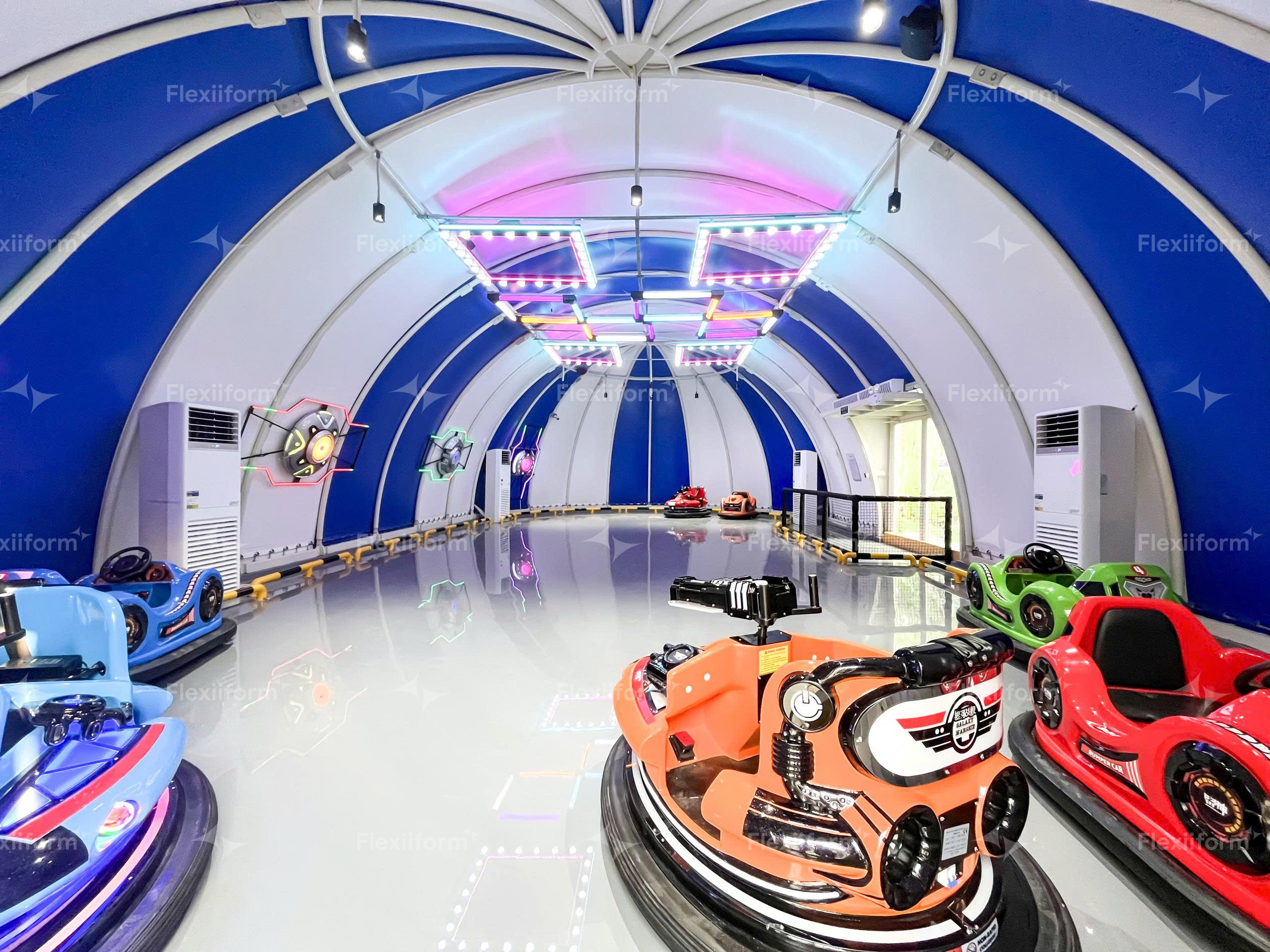 Bên trong dome bạt xanh trắng, khu trải nghiệm xe điện đụng, Long An