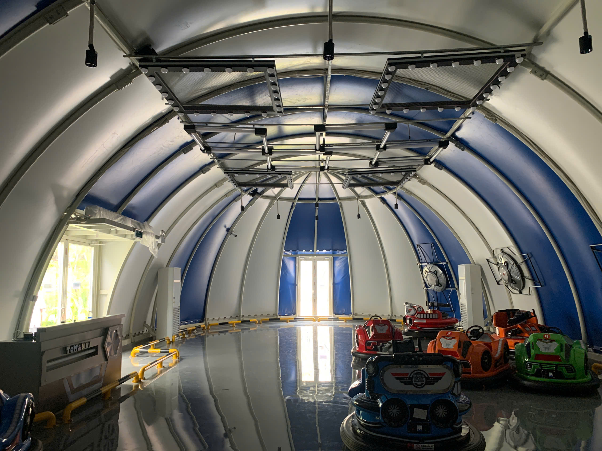 Hệ vành vòm và vỏ màng nhìn từ bên trong Capsule Dome tại Ecopark Long An, cửa ra vào ở đầu hồi