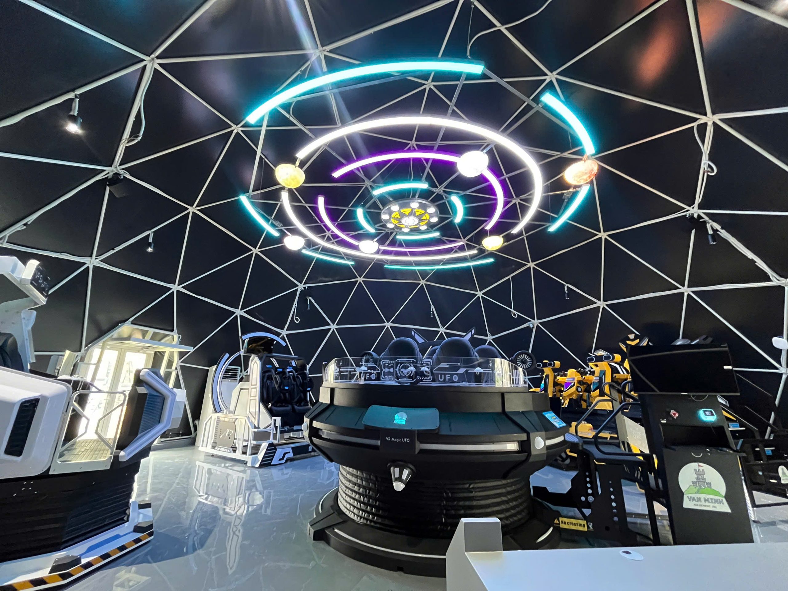 Khung geodesic sơn tối và vòng đèn LED trên trần dome khu trò chơi trong nhà 12m